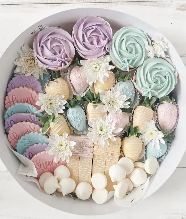 The signature confections box | colour and message customizable